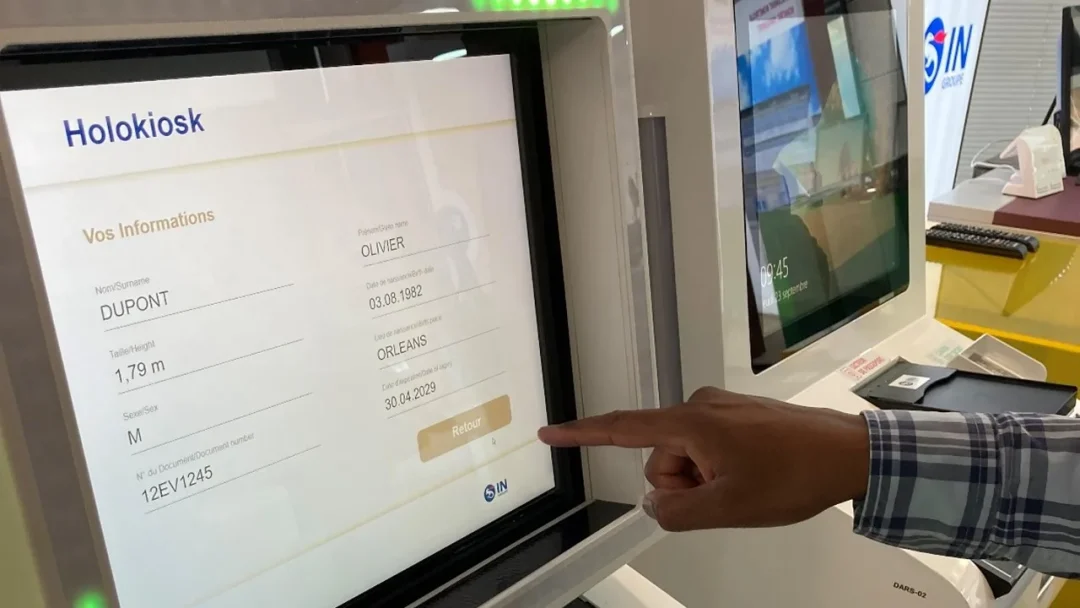 Une personne teste l'Holokiosk