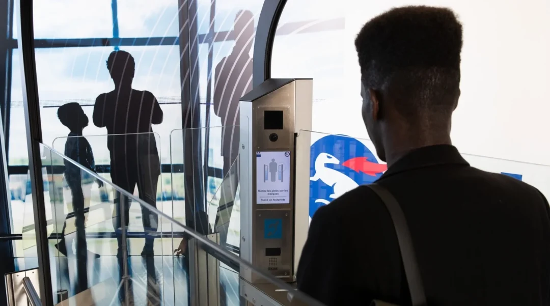 Border crossing through a gate